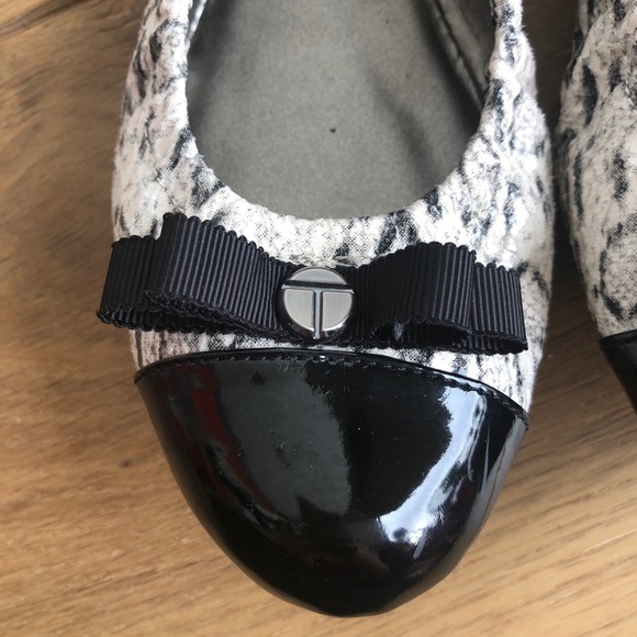 TAHARI Flats Faux Snake Skin Size 8 - Picture 2 of 6